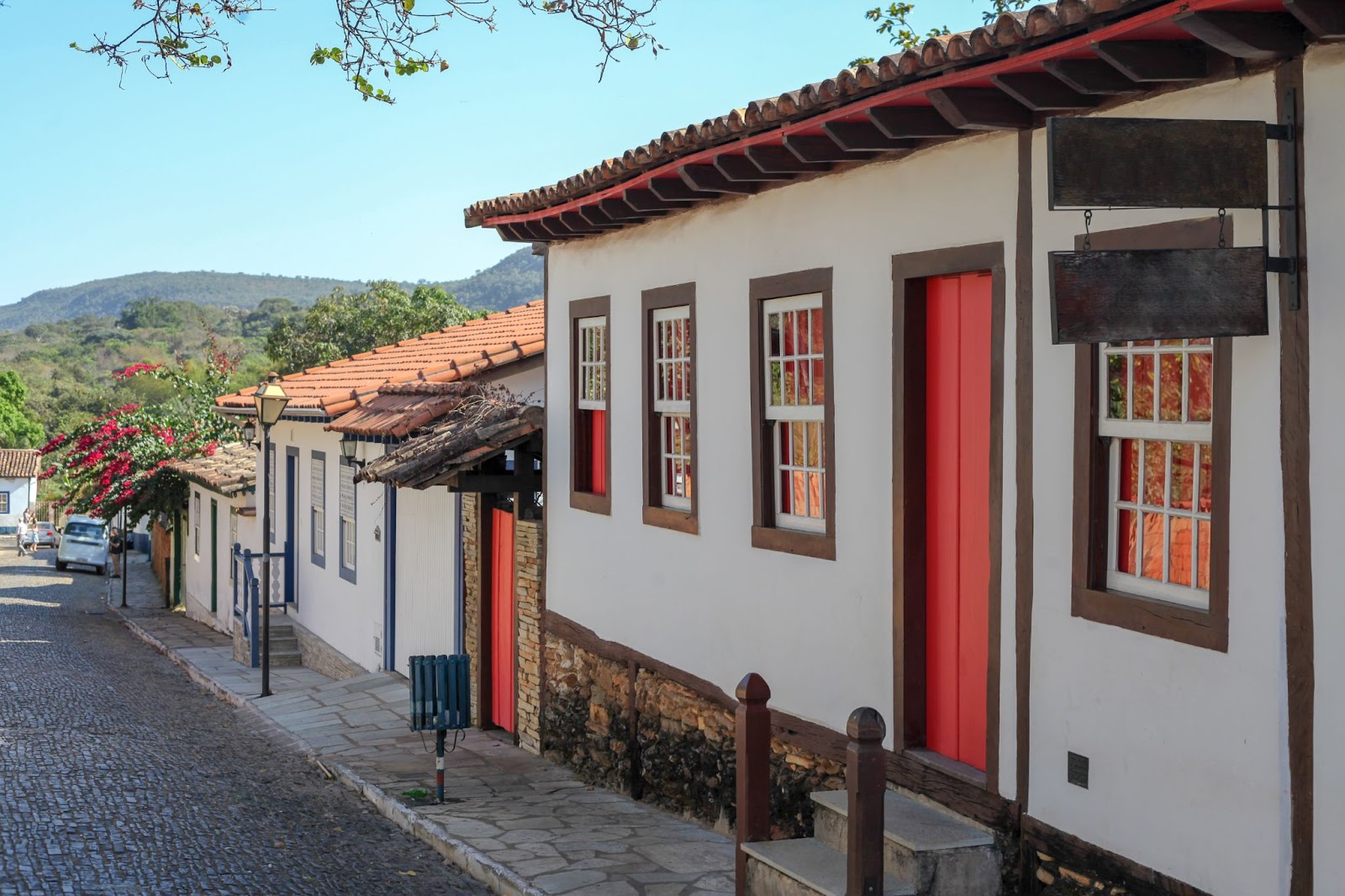 Rua de paralelepípedo com as casas coloniais de Pirenópolis na lateral 