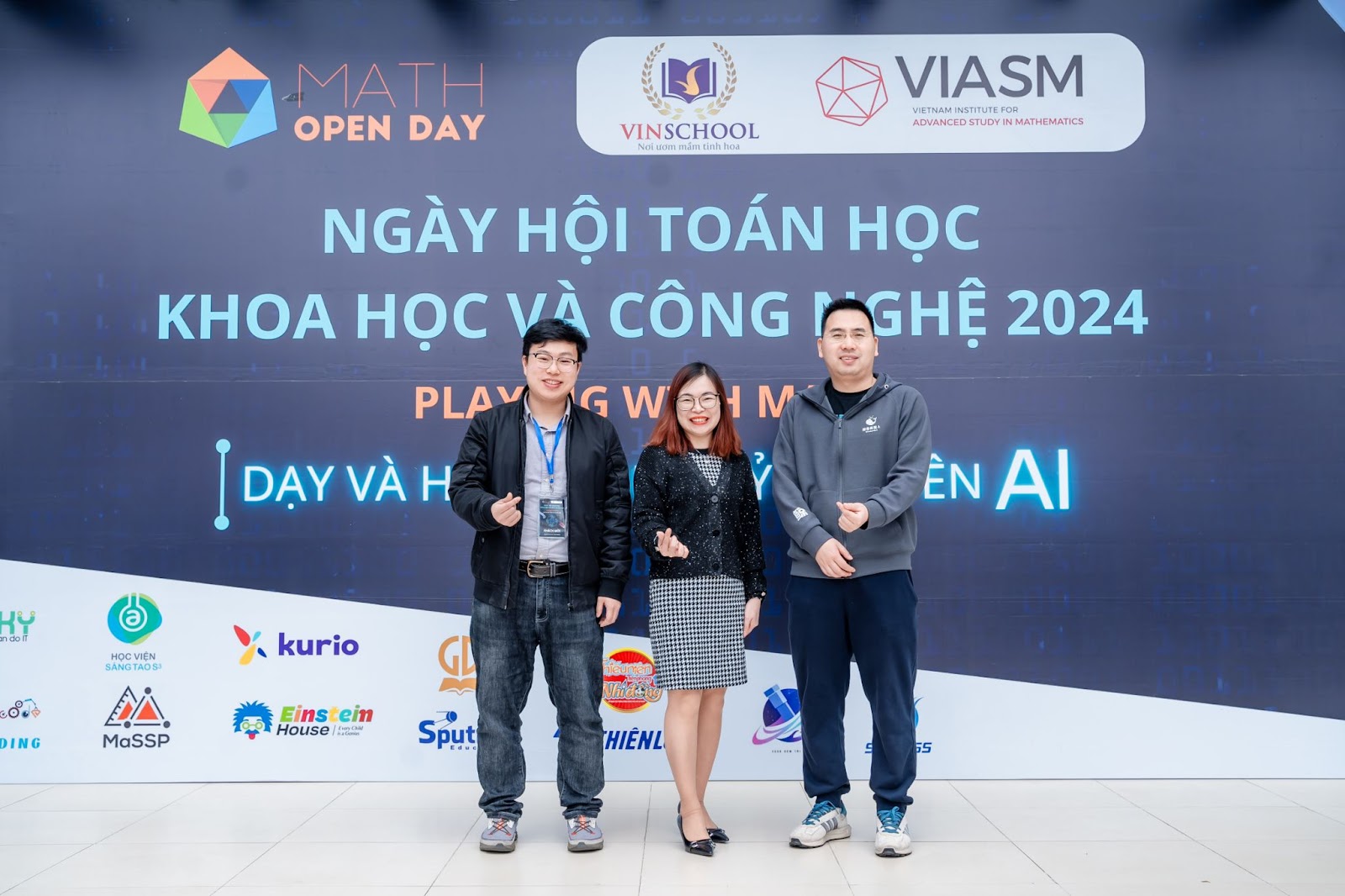 Bà Dương Ngô CEO/Founder của OneSpace (giữa) chụp cùng CEO WhalesBot (trái) 