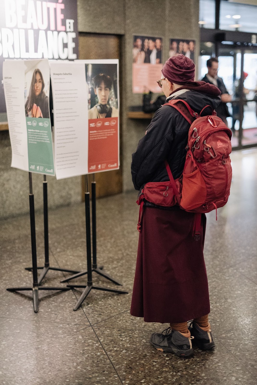 Les poèmes des participant·e·s à Vers l’Avenir sont exposés dans le hall. 