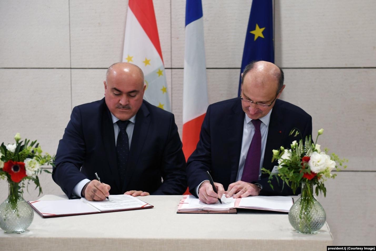 Sifat Pharma's Jamshed Hamidov (left) signs an agreement with Laboratoire Innotech International on November 17, 2019, during President Emomali Rahmon's visit to France.