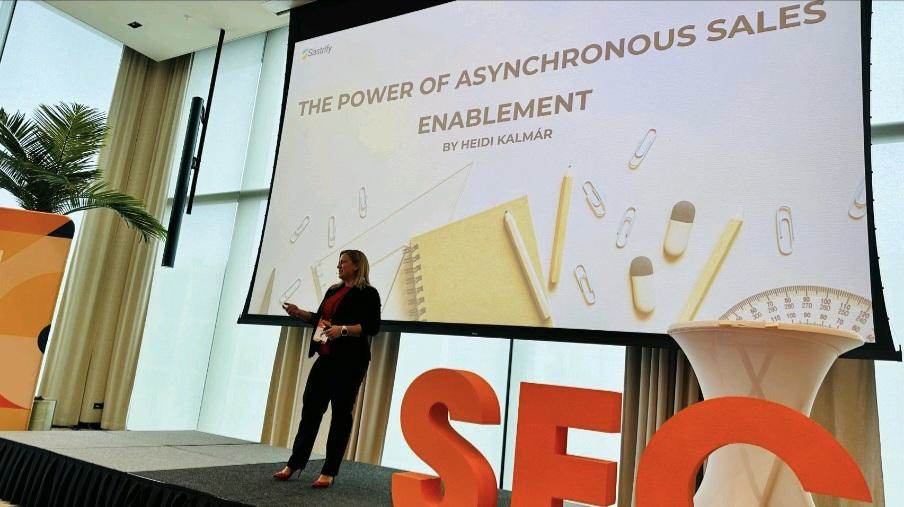 Image of Heidi on stage at the Sales Enablement Summit Amsterdam