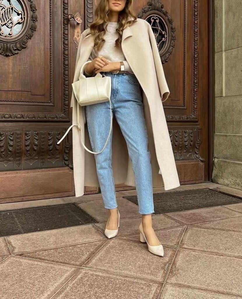 Mom Jeans with a Long Coat and Pumps