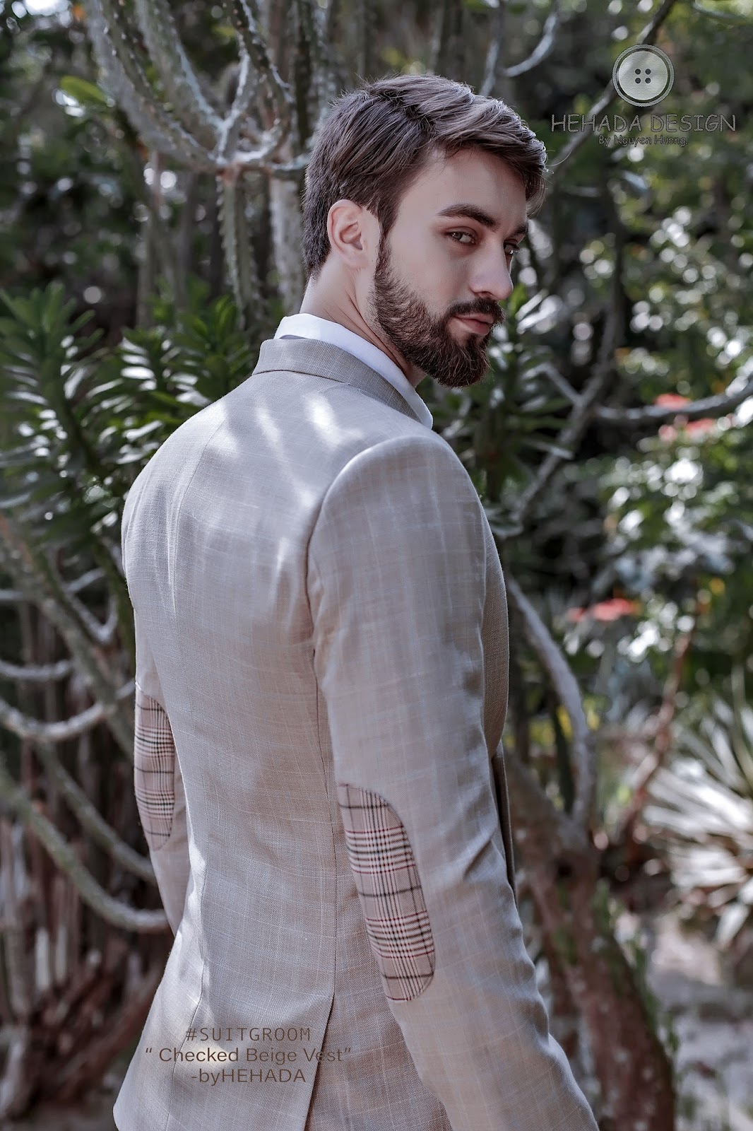 Form phía sau vest Checked Beige