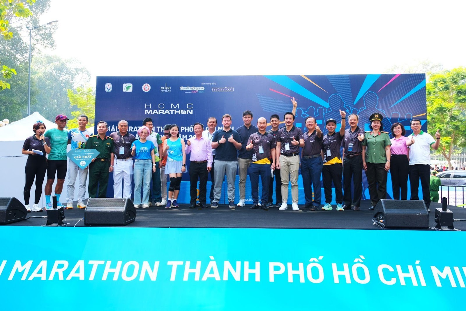  Hàng ngàn người chạy bộ mở đầu năm mới 2024 cùng HCMC Marathon