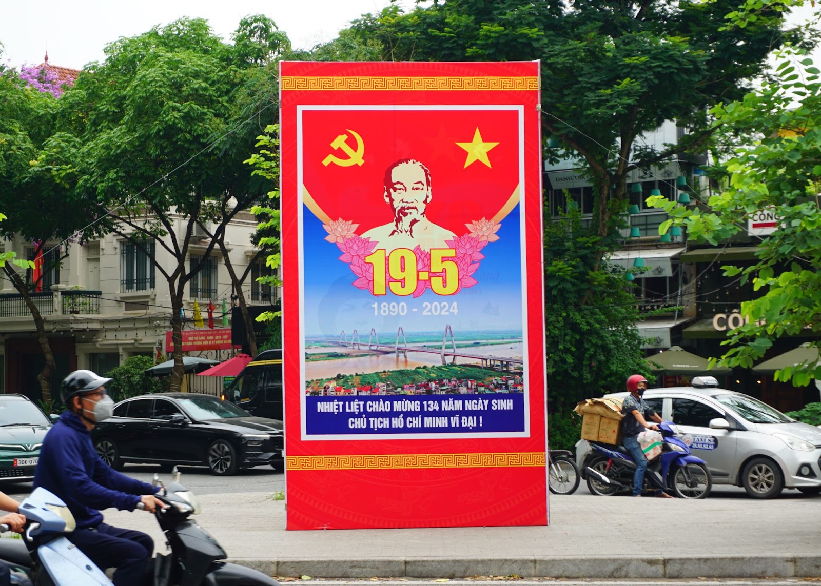 Hà Nội rợp sắc cờ hoa kỷ niệm ngày sinh Chủ tịch Hồ Chí Minh - Ảnh 7.