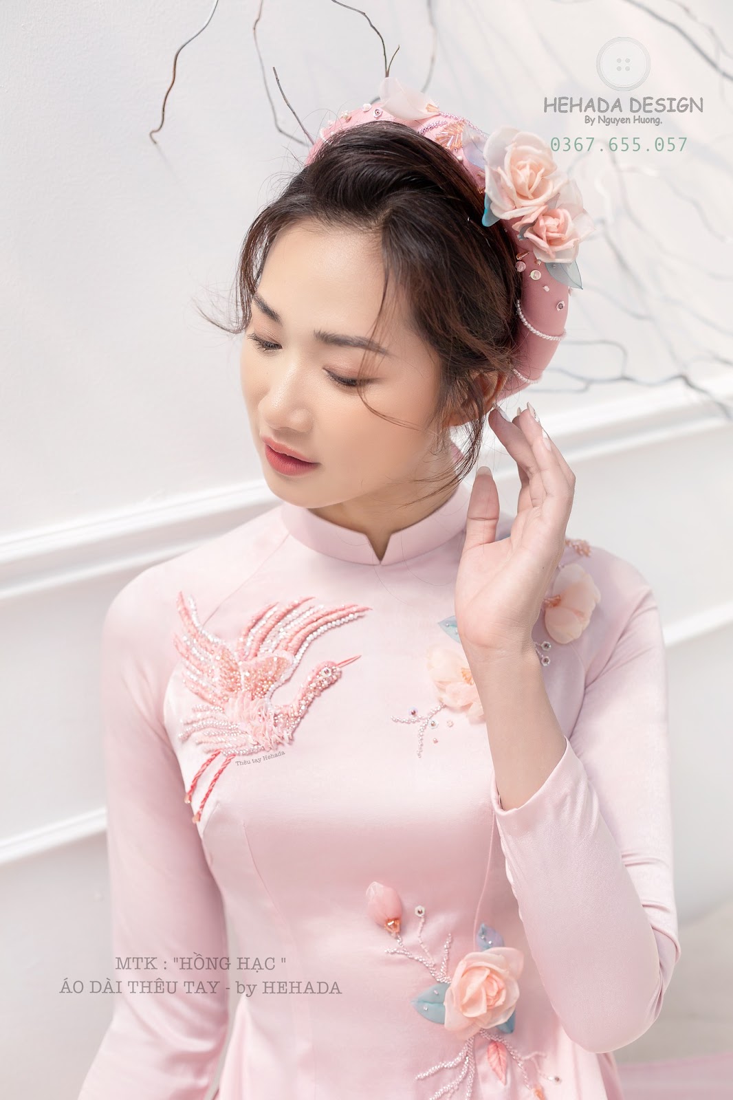 Cận form dáng áo dài Hồng Hạc Hồng 