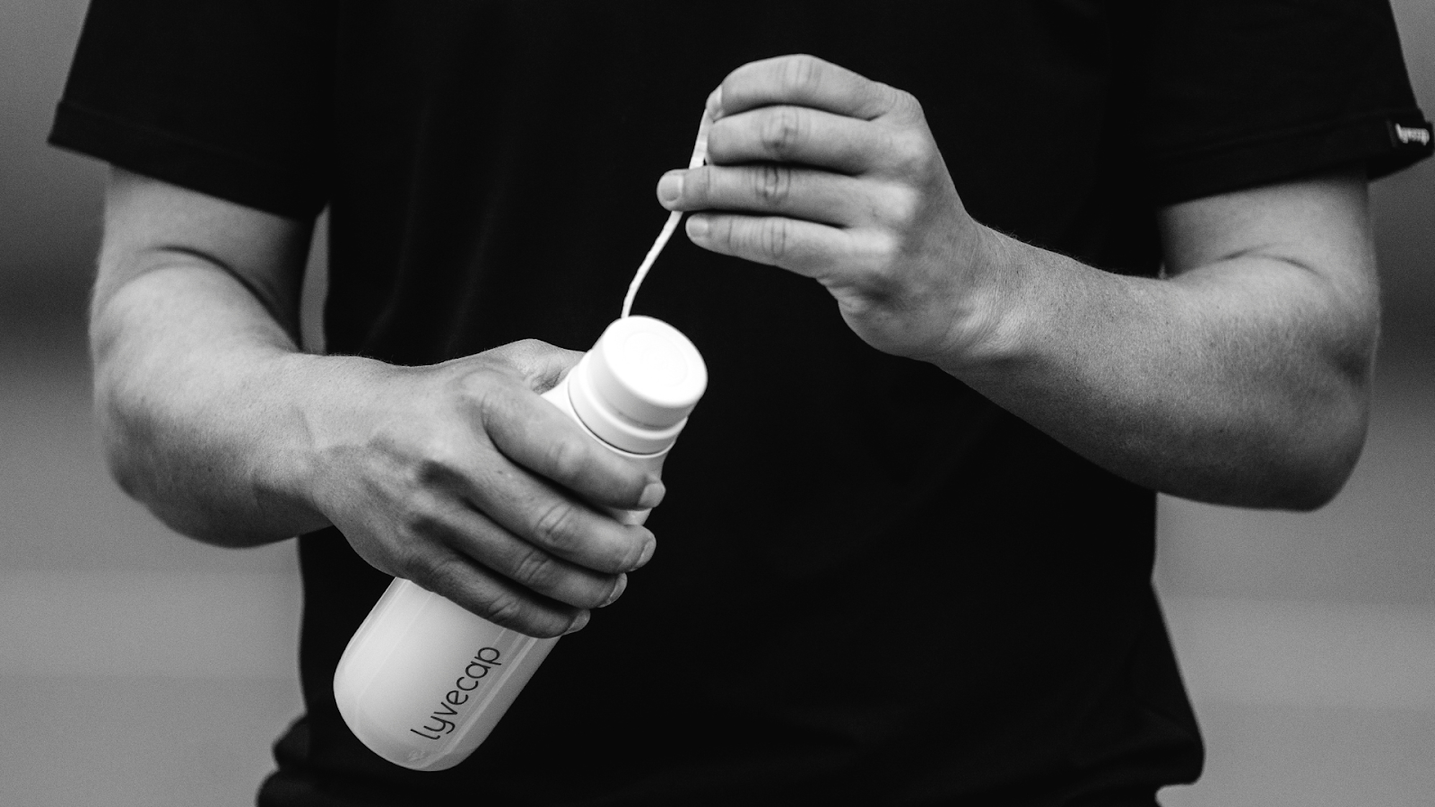 A photo of a tennis player opening up the Lyvecap probiotic bottle; inflammation and the gut. 