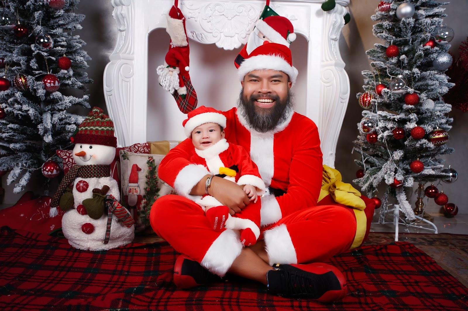 Family Christmas Photo Outfit Ideas: the santa getup