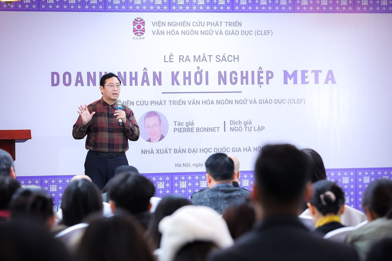 Mr. Phạm Hồng Quất, Director of the Market Development and Enterprise Development Department, Ministry of Science and Technology, shared his thoughts on the book.