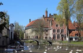 Afbeelding met buitenshuis, gebouw, boom, hemel

Automatisch gegenereerde beschrijving