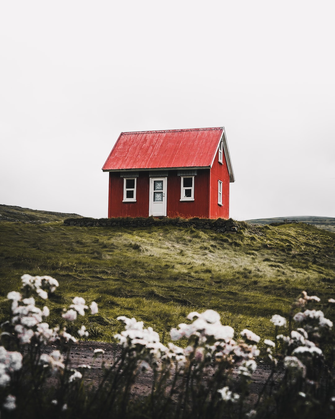 Rood huis op een heuvel 