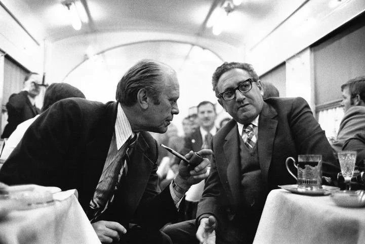 ABD Başkanı Gerald Ford (solda), Vladivostok, SSCB havaalanından giderken yemekli vagonda Dışişleri Bakanı Henry Kissinger ile konuşuyor, 23 Kasım 1974