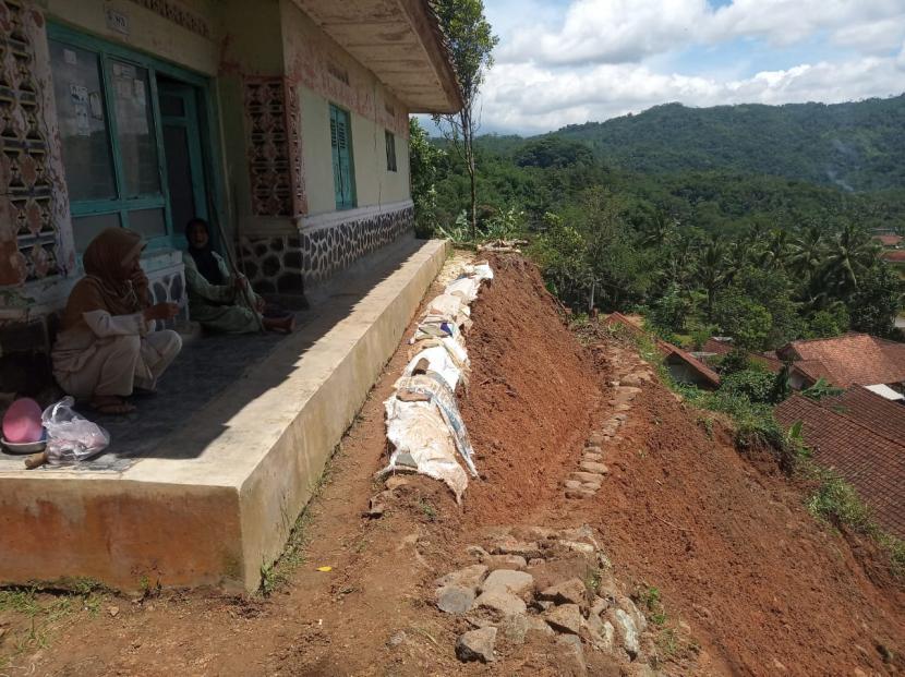 Contoh Rumah yang Dibangun di Lahan Miring