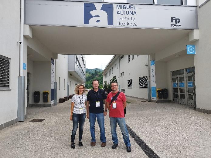 Un par de personas de pie en la calle

Descripción generada automáticamente con confianza media