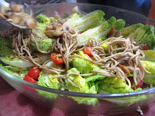 LA COCINA DE BARTOLO: ENSALADA TEMPLADA DE GULAS Y CHAMPIÑONES