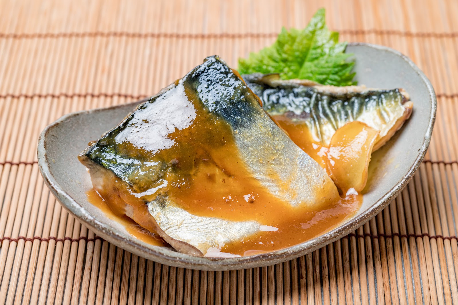 丸ごと冷凍魚を使ったレシピ例：サバの柚子味噌煮