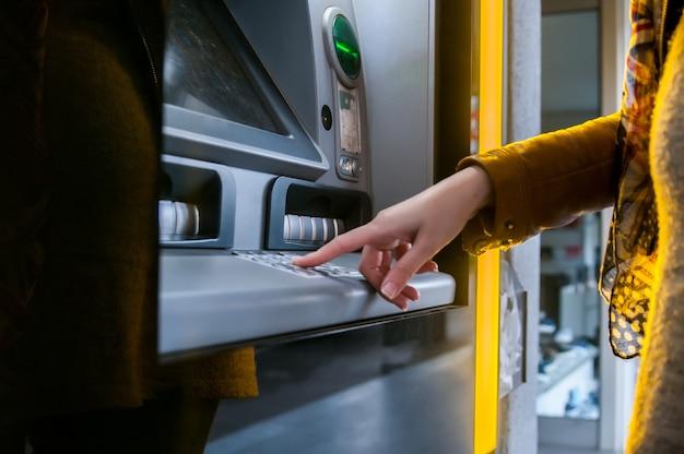 Limita de bancnote pe care o poți scoate la bancomat