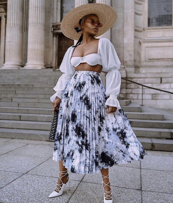 Picture of a lady looking effortlessy stylish with this puffed sleeves outfit 