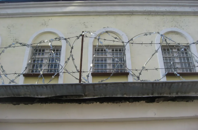 Afbeelding met façade, gevangenis