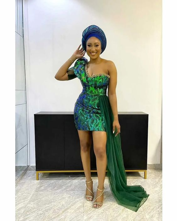 Picture of lady slay her Aso ebi fashion with train