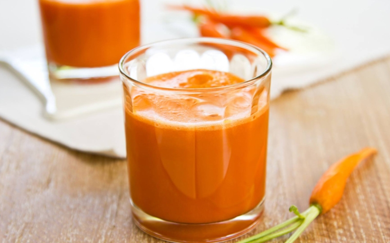 Có nên cho bé uống nước cà rốt trước khi ăn dặm?
