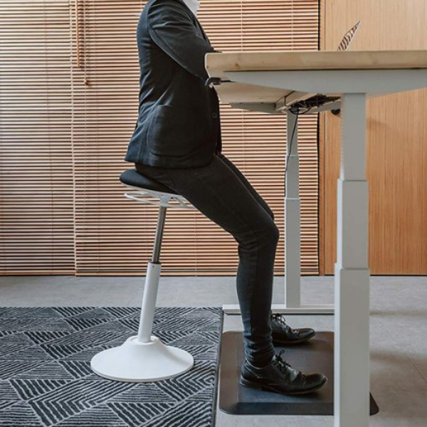 Leaning Stand Chair
