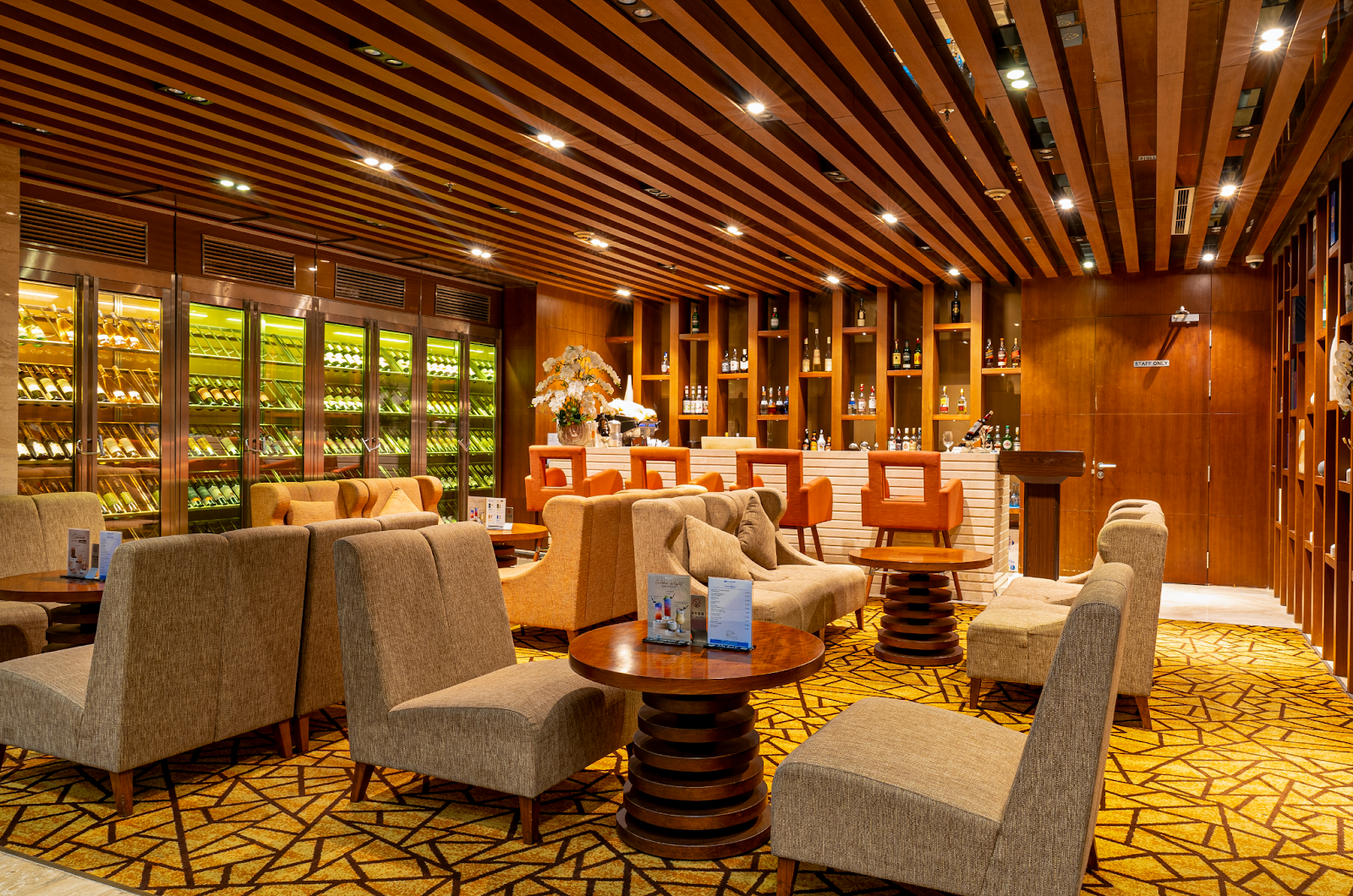 Du lịch Hạ Long cuối năm tại khách sạn 5 sao Wyndham Legend Ha Long - Wyndham Legend Ha Long - lựa chọn lý tưởng cho kỳ nghỉ cuối năm - Khu vực Bar sang trọng