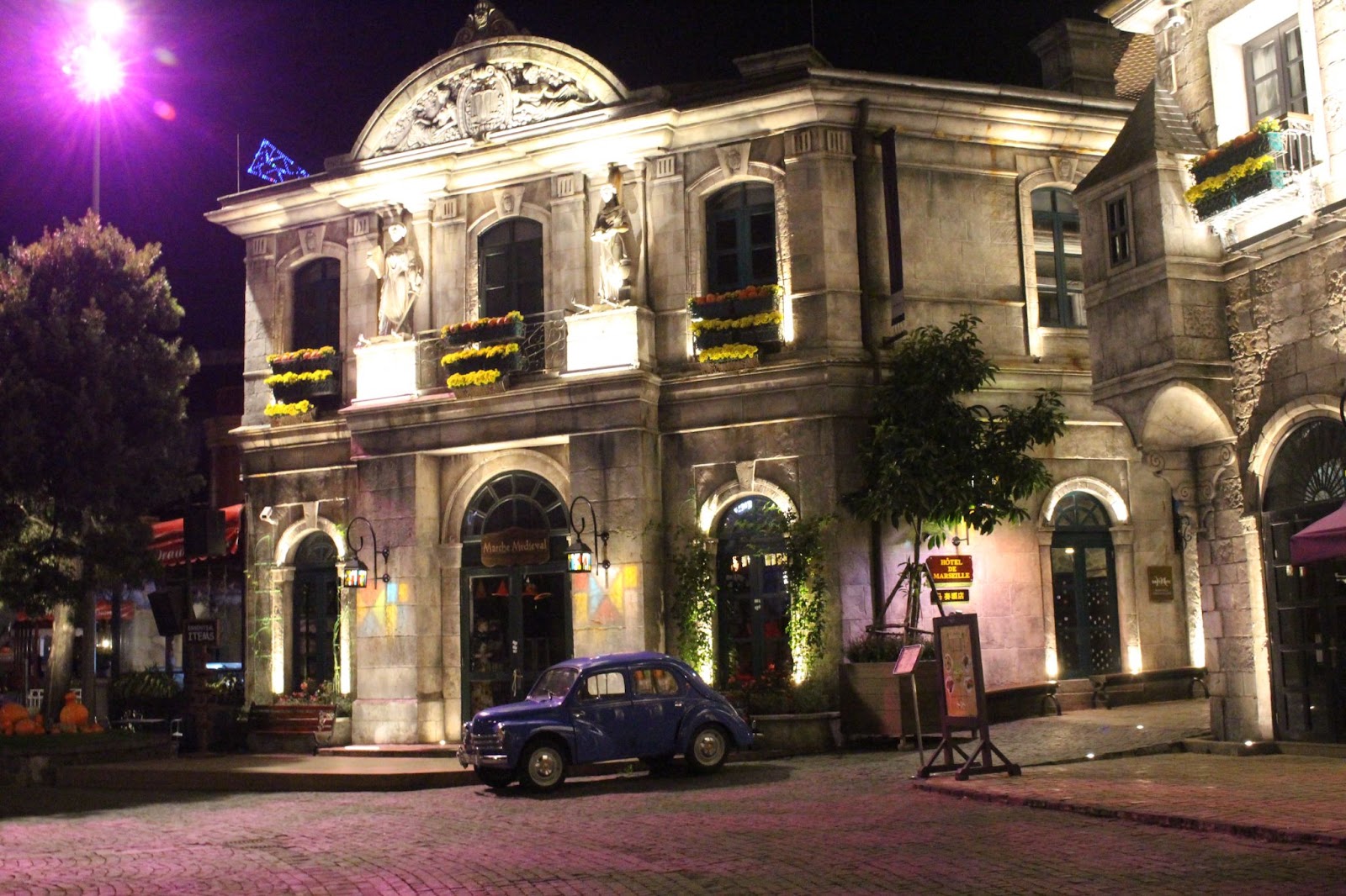 Mobil Antik di French Village Ba Na Hills Vietnam