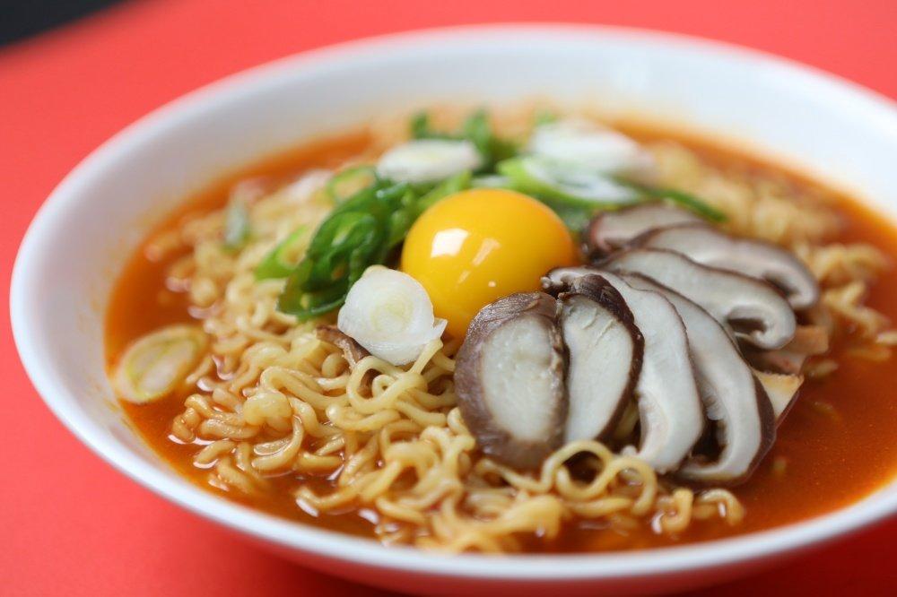 A bowl of noodles with meat and vegetables

Description automatically generated