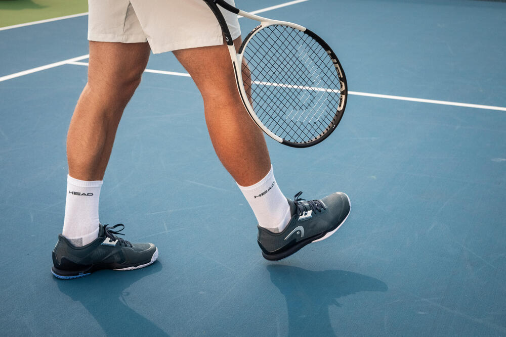 Giày tennis thường có trọng lượng lớn hơn giày chạy bộ