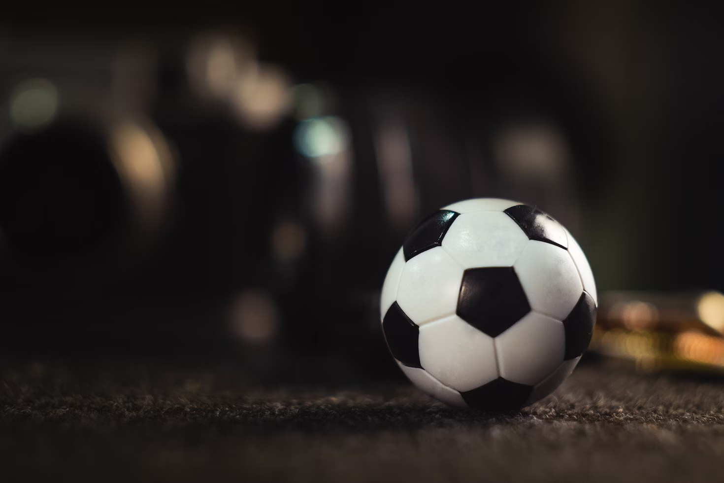 Fodbold på mørk overflade og baggrund