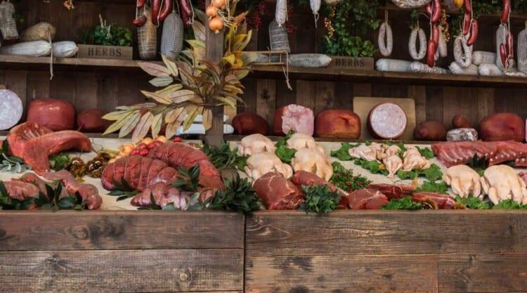 O selecție de rosturi mari de carne și cârnați