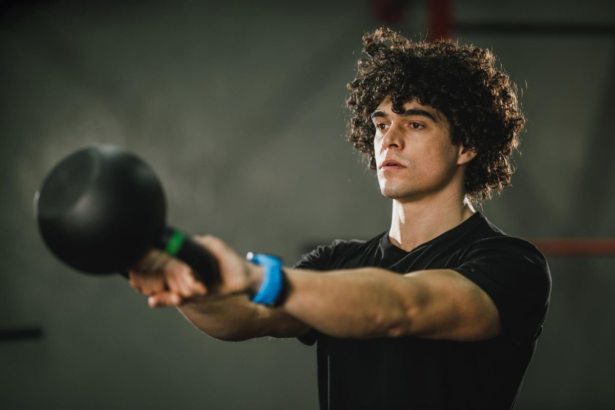 balanco com kettlebell