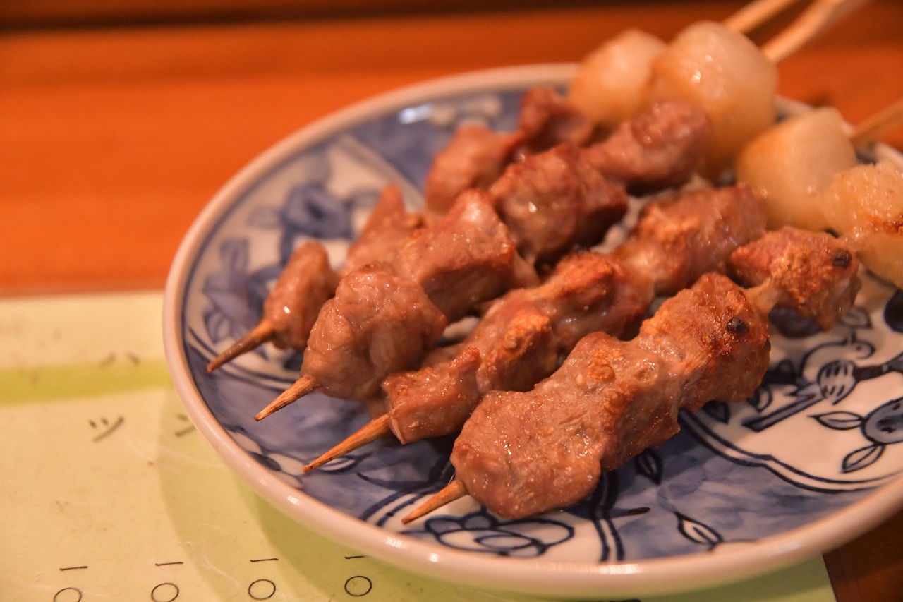 أسياخ الياكيتوري من أشهر أكلات اليابان.