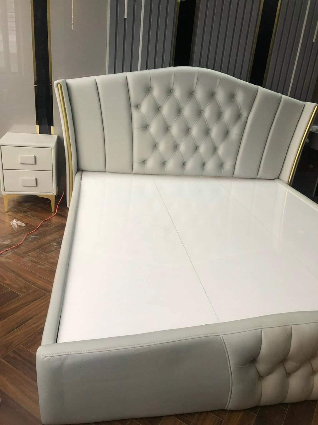 Ảnh có chứa đồ đạc, trong nhà, Đệm Futon, trường kỷ

Mô tả được tạo tự động