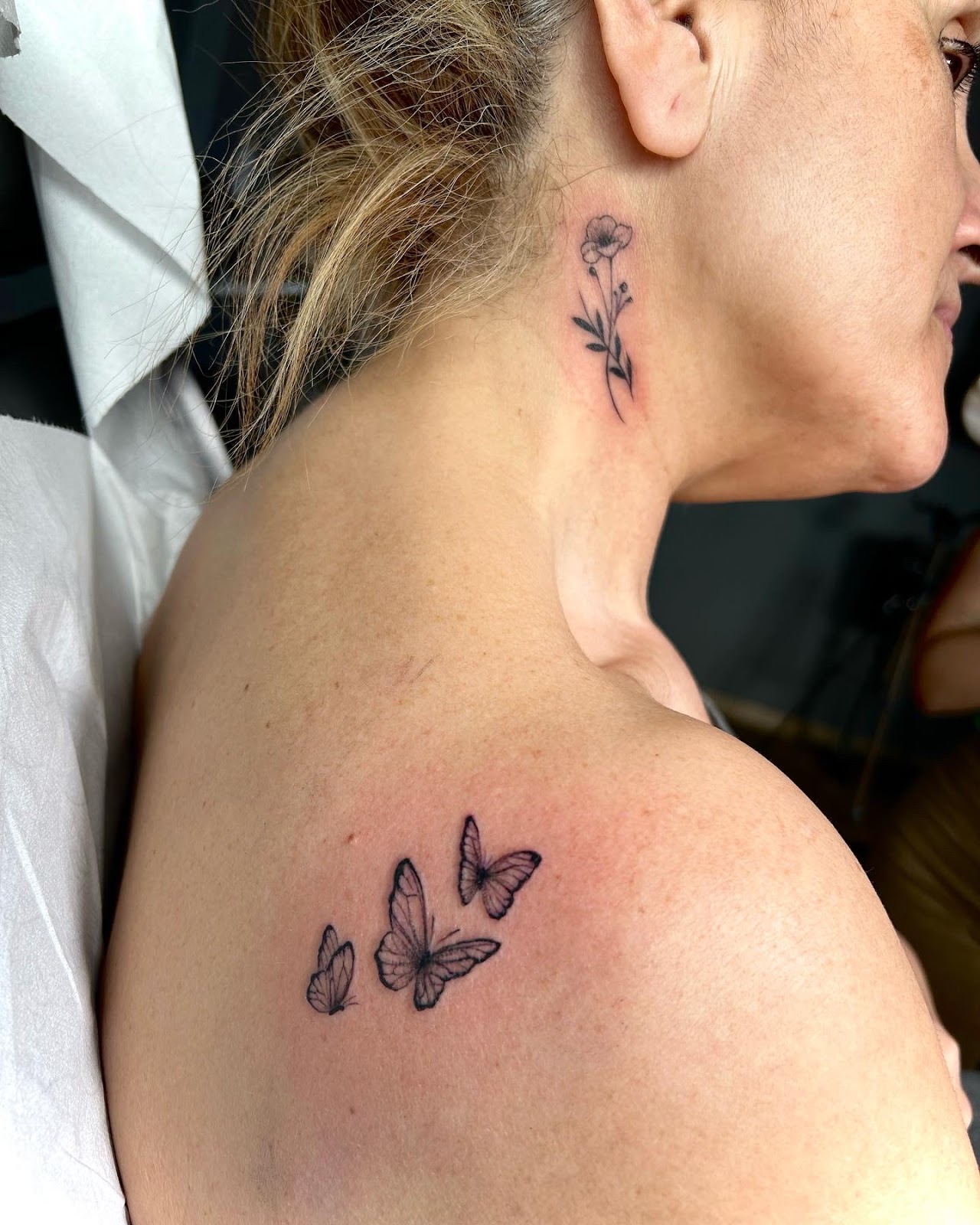 tatuaje de flores en el cuello