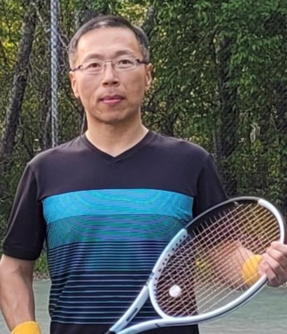 A person holding a tennis racket

Description automatically generated