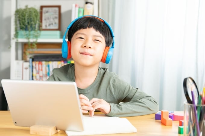 Học tiếng Anh trực tuyến giúp học sinh phát triển cả kiến thức và kỹ năng mềm.