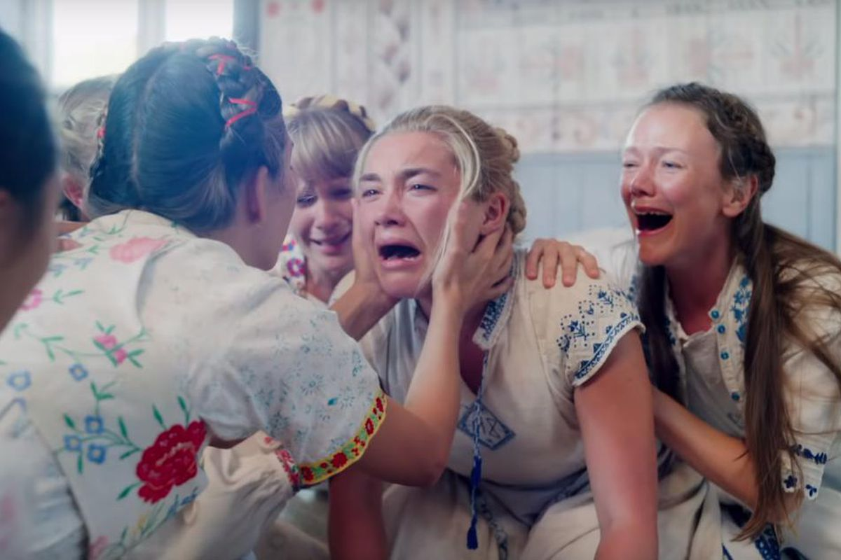 Florence Pugh llorando en Midsommar