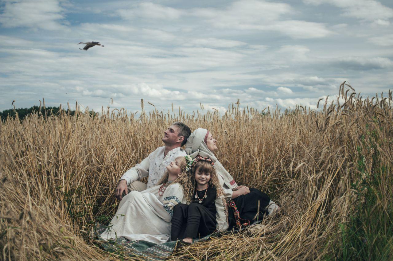 Тетяна та Сергій з доньками Софією та Златою позують на пшеничному полі в українському традиційному вбранні. Фото надала Тетяна