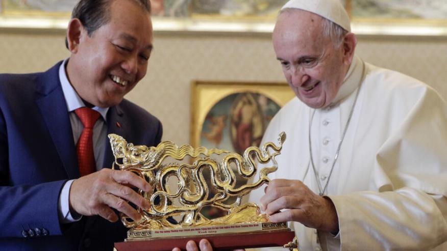 Giáo hoàng Phanxicô nhận quà từ nguyên phó thủ tướng Trương Hòa Bình trong một chuyến thăm Vatican, ngày 20/10/2018.