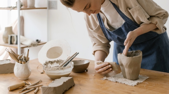 Femme faisant poterie - Woman doing potery