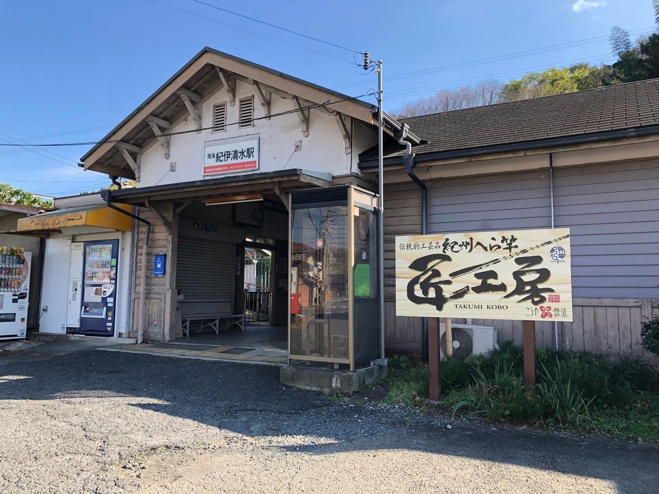 店の前に立っている家  中程度の精度で自動的に生成された説明