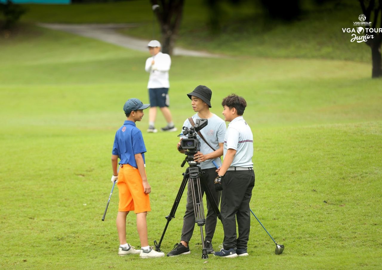 Khoảnh khắc đáng yêu của golfer nhí