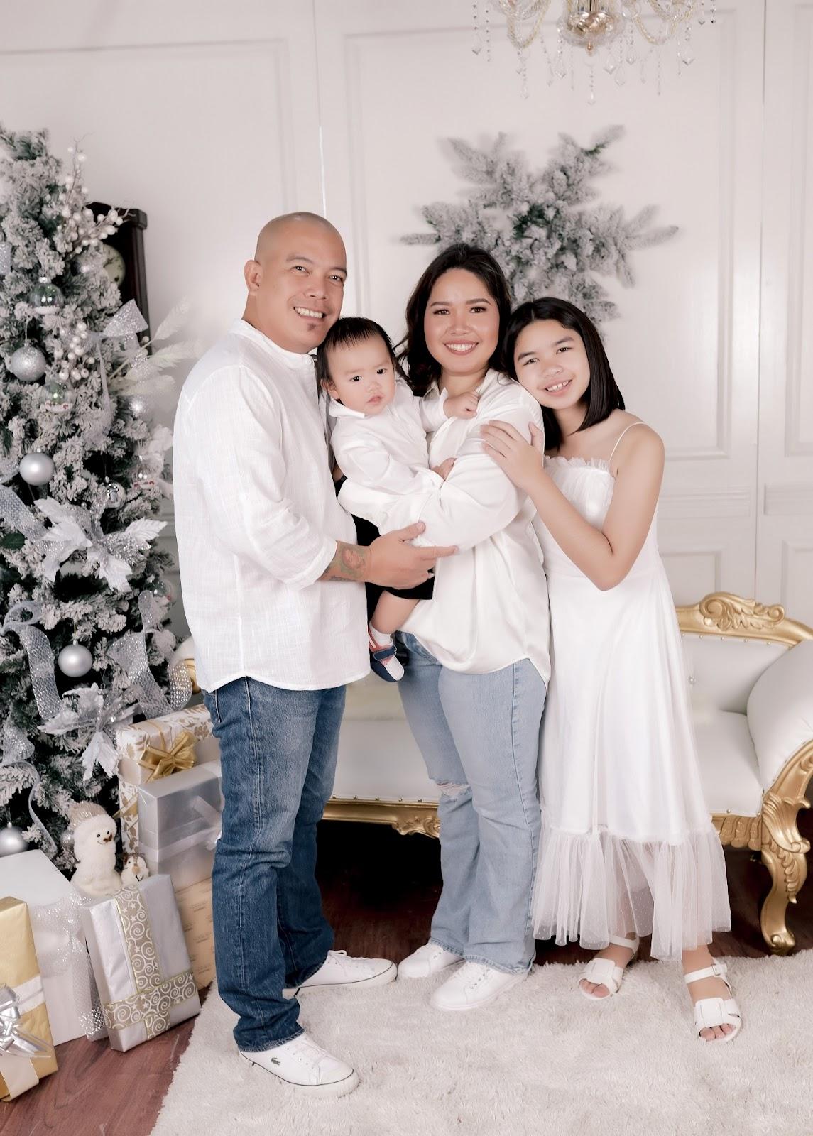 Family Christmas Photo Outfit Ideas: all white outfit for family christmas photoshoot