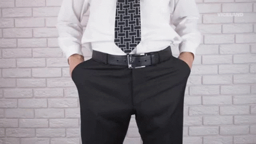 Homem em pé usando gravata e posando para foto

Descrição gerada automaticamente
