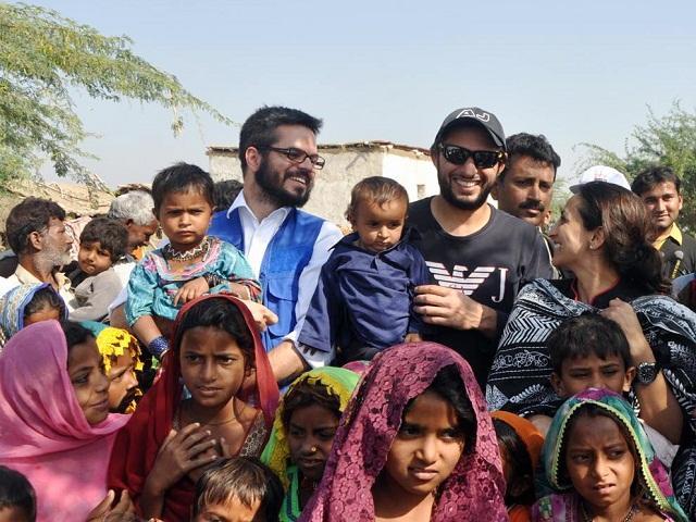 Heartwarming Video of Shahid Afridi Helping Kids in Need Goes Viral - Lens
