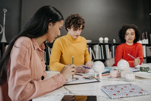 3 peopls discussing a project