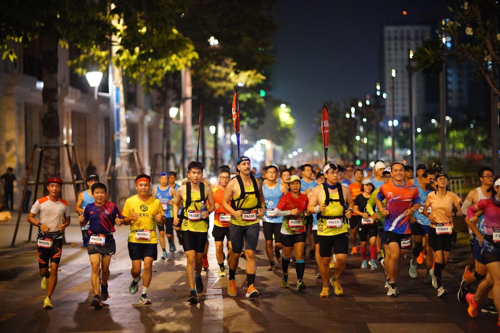  Hàng ngàn người chạy bộ mở đầu năm mới 2024 cùng HCMC Marathon