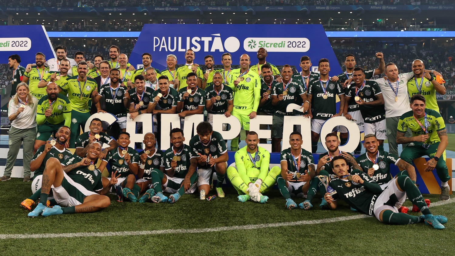 Jogadores do Palmeiras posam para a foto oficial após a conquista do Campeonato Paulista 2023